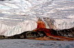 Catarata roja en el glaciar Taylor