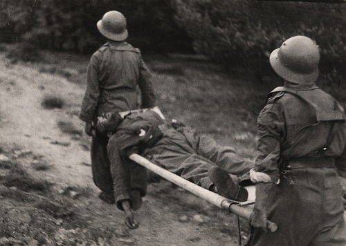 Gerda Taro: soldados trasladando al herido