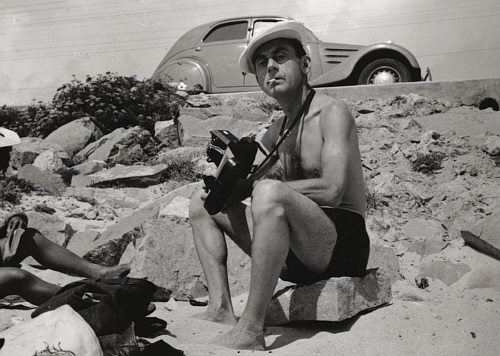 Man Ray en la playa de Juan-les-pins, 1937
