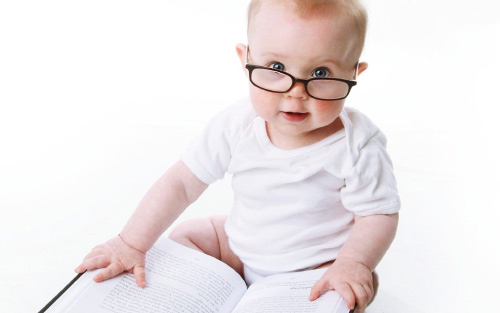 Bebé con gafas
