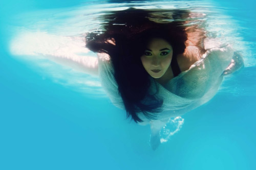 Chica bajo el agua