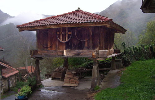 Tradiciones y símbolos de Asturias: los hórreos