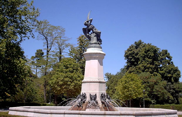 Parque Del Buen Retiro La Estatua Al Angel Caido