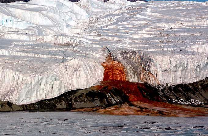 Catarata roja en el glaciar Taylor