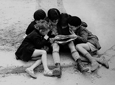 Niños leyendo la prensa en París