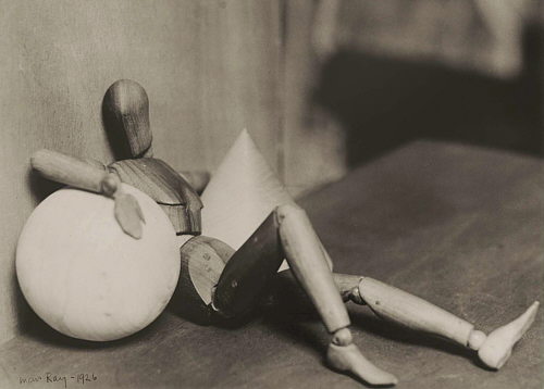 Man Ray: maniquí descansando sobre una esfera y un cono, 1926